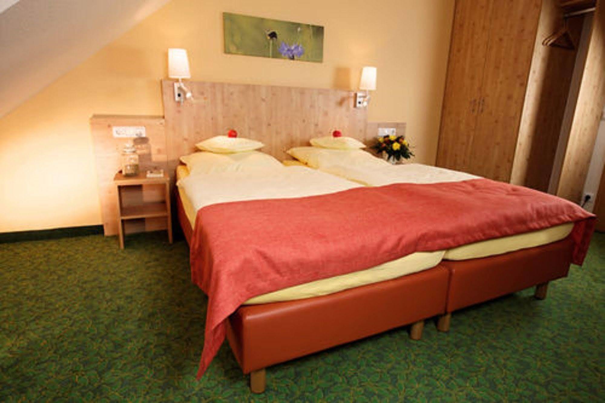 Hotel Und Landgasthof Zum Bockshahn Spessart  Exterior photo