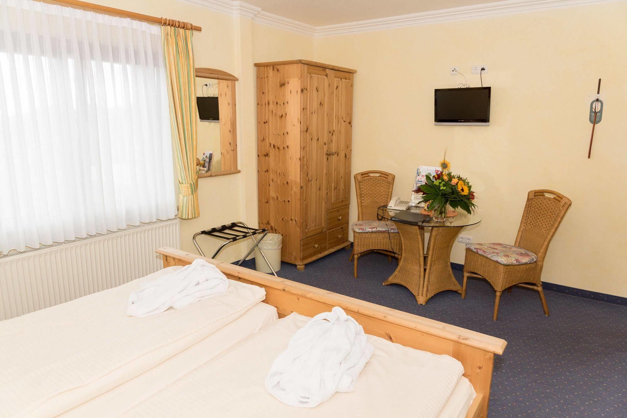 Hotel Und Landgasthof Zum Bockshahn Spessart  Exterior photo