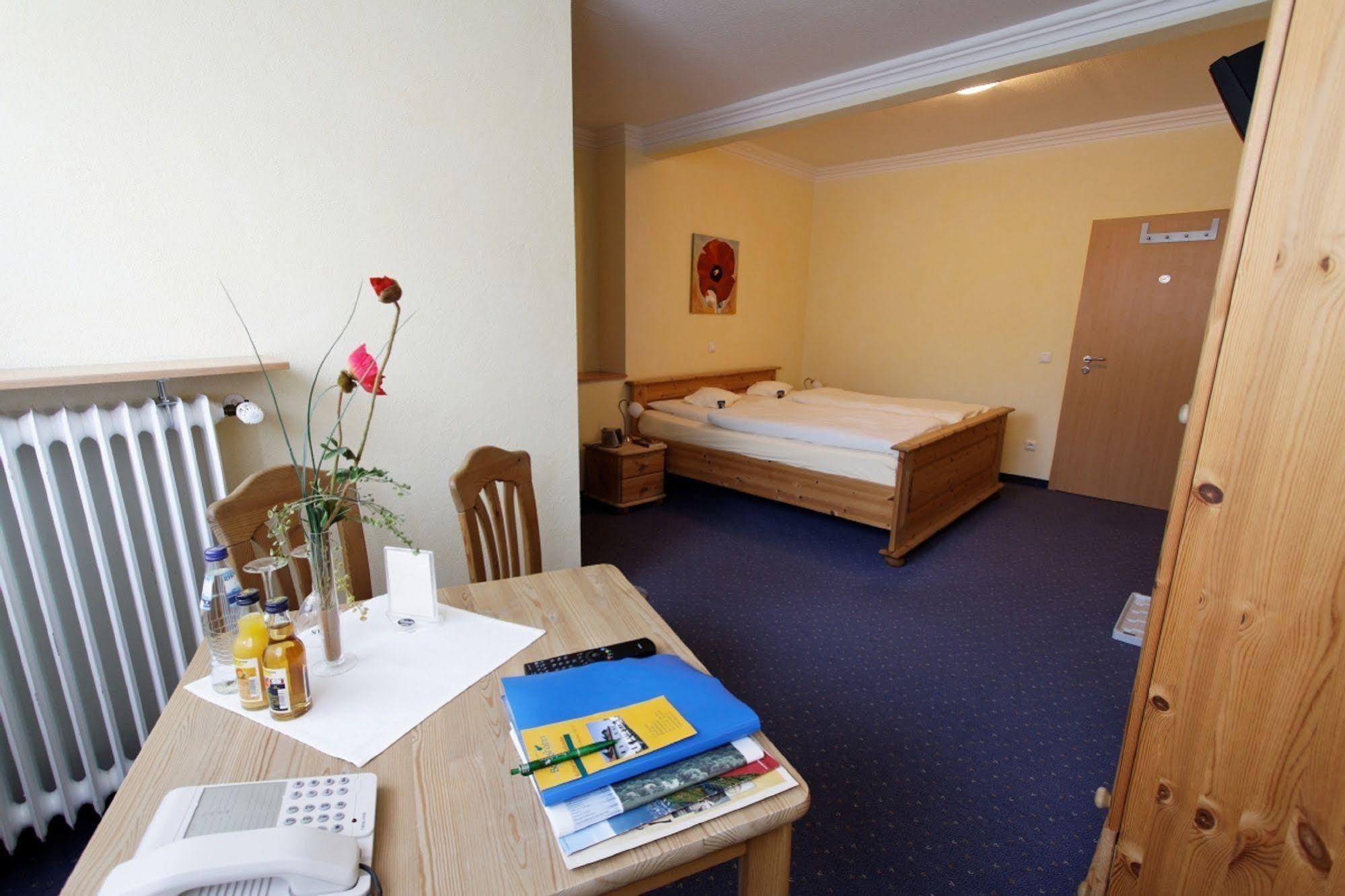 Hotel Und Landgasthof Zum Bockshahn Spessart  Exterior photo